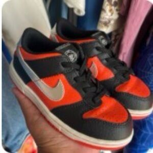 Nike Kids Low-Top Sneakers in Black, Orange and Silver